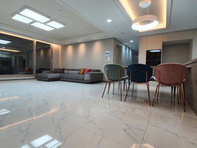 조명 켜면 바닥에 반사되는 광택 덕분에 공간 전체가 살아나요