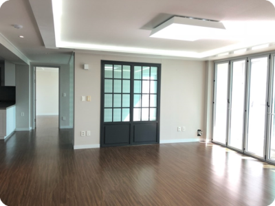 왜 폴리싱타일로 바꿨을까?  기존 마루는 시간이 지날수록 윤기도 사라지고  물에 약해서 청소할 때도 신경이 많이 쓰였거든요.  그런데 폴리싱 바닥타일은 광택도 살아 있고,  물걸레로 슥슥 ??