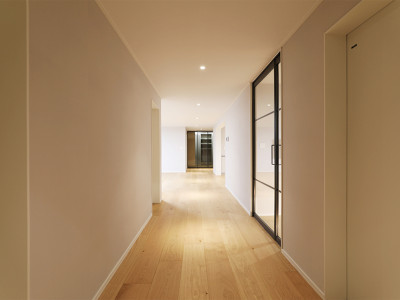 양주에서 30평대 아파트에 살고 있는 입주 10년 차 주부입니다. 그동안 바닥은 기본 강화마루였는데, 아이 키우다 보니 스크래치도 많고 광택도 죽고… 전체 분위기가 칙칙해 보여서 이번에 거??