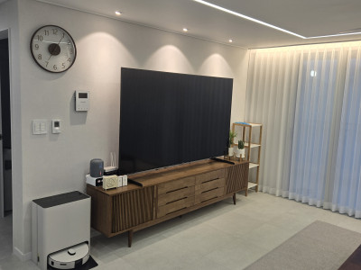 물에 약해서 청소할 때도 신경이 많이 쓰였거든요. 그런데 폴리싱 바닥타일은 광택도 살아 있고, 물걸레로 슥슥 닦기만 해도 청소가 끝나는 점이 가장 마음에 들었어요.  또한 바닥 전체에서 빛